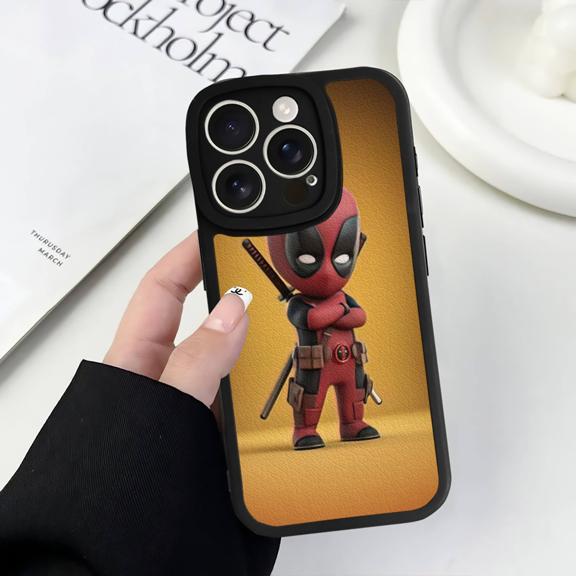 （画像用） Deadpool デッドプール 【iPhone 16シリーズ対応】シリコンスマホケース（レザー調） 材質：シリコン